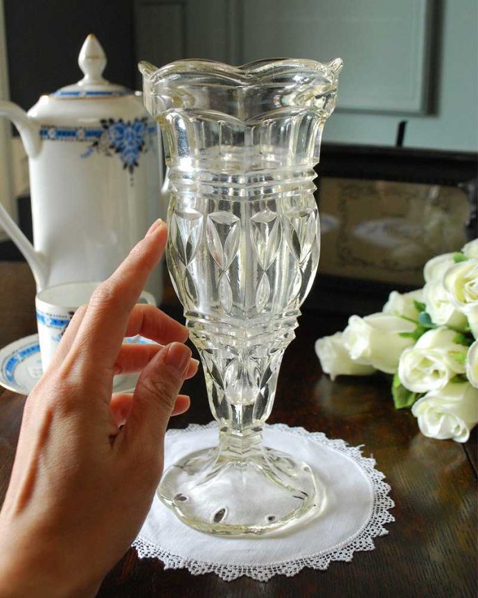 アンティーク 雑貨のガラス小物　アンティーク雑貨　華やかなデザインの脚付きアンティークプレスドグラス、フラワーベース（花瓶）。キラキラ輝く美しさ置いておくだけでも絵になるデザイン。(pg-4862)