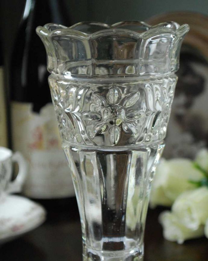 アンティーク 雑貨のガラス小物　アンティーク雑貨　お花模様が可愛いフラワーベース、アンティークプレスドグラス。普段の生活にパッと華を添えてくれるアンティーク気軽に使えるアンティークのプレスドグラスの中で、もっとも英国らしいアイテムの花器。(pg-4865)