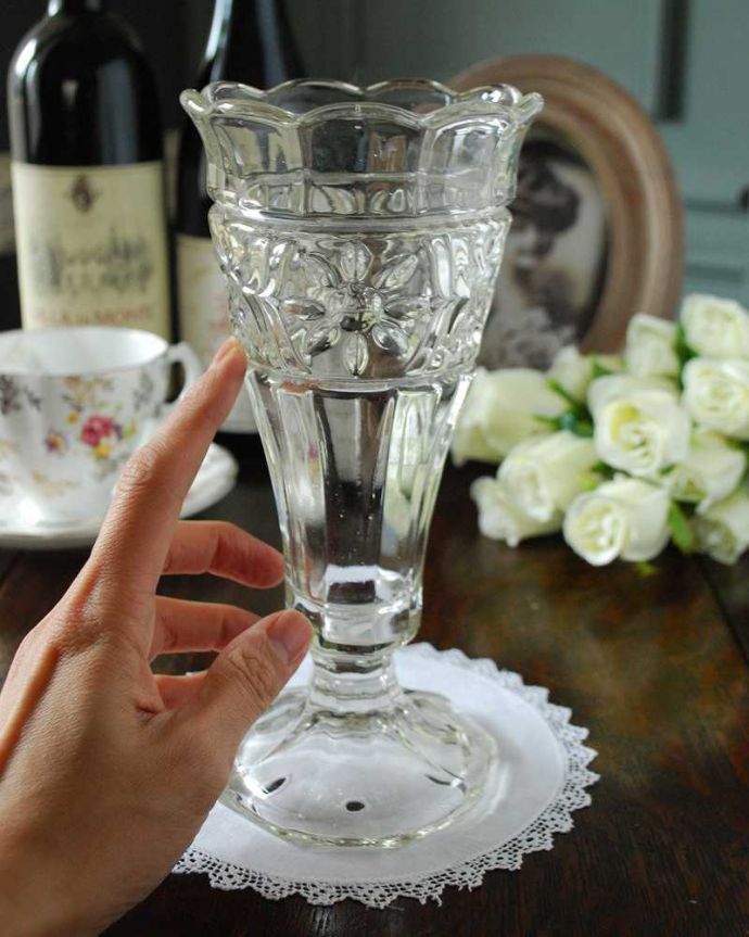 アンティーク 雑貨のガラス小物　アンティーク雑貨　お花模様が可愛いフラワーベース、アンティークプレスドグラス。キラキラ輝く美しさ置いておくだけでも絵になるデザイン。(pg-4865)