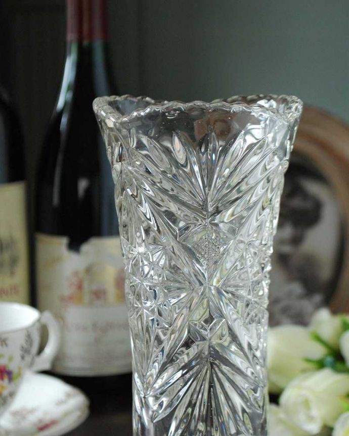 アンティーク 雑貨のガラス小物　アンティーク雑貨　煌くアンティーク雑貨、クリアガラスのフラワーベース（花瓶）プレスドグラス。光が入るとキラキラと輝きますサイズが大きなプレスドグラスは、より太陽の光を反射してキラキラと輝きます。(pg-4867)
