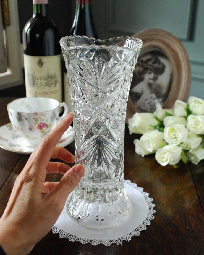 アンティーク 雑貨のガラス小物　アンティーク雑貨　煌くアンティーク雑貨、クリアガラスのフラワーベース（花瓶）プレスドグラス。置くだけで華やかな雰囲気大きなサイズの花器は、お家に1つは欲しいアイテム。(pg-4867)