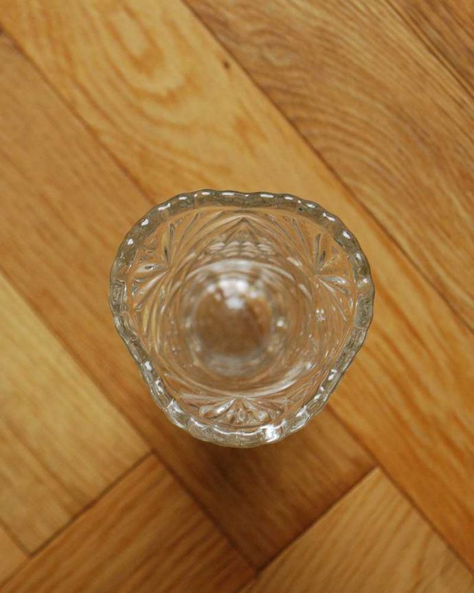 アンティーク 雑貨のガラス小物　アンティーク雑貨　煌くアンティーク雑貨、クリアガラスのフラワーベース（花瓶）プレスドグラス。上からのぞいて見ると･･･アンティークなので多少のキズ・欠けがある場合がありますが、使用上問題はありませんので、ご了承下さい。(pg-4867)