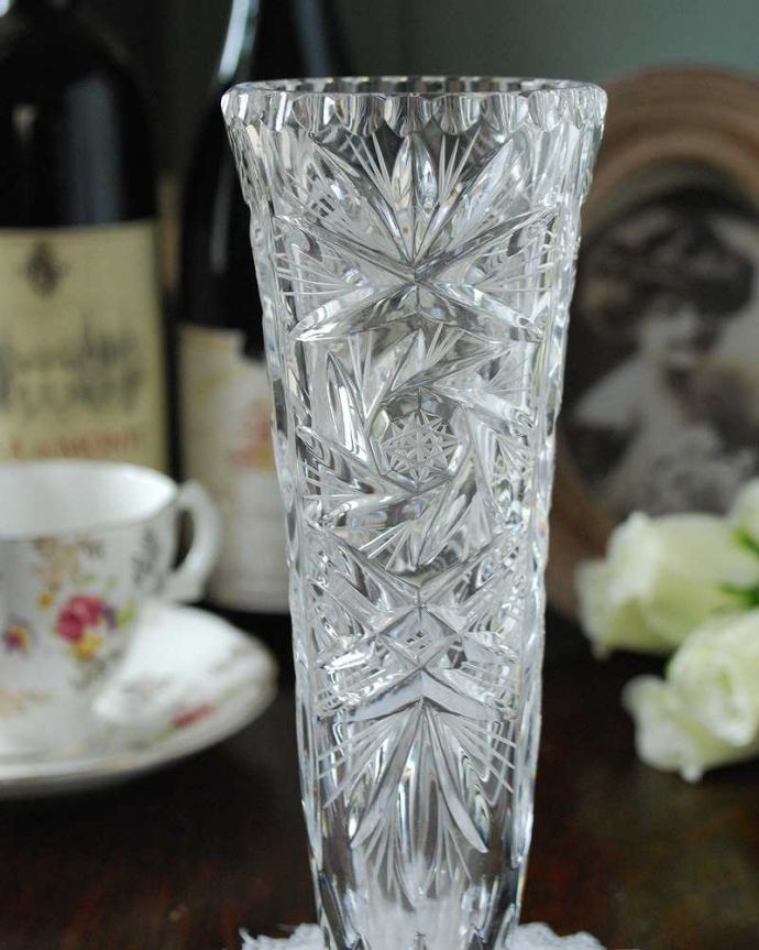 アンティーク 雑貨のガラス小物　アンティーク雑貨　ゴージャスなカッティングが美しい、輝くアンティークプレスドグラス（花器）。普段の生活にパッと華を添えてくれる小さなアンティーク気軽に使えるアンティークのプレスドグラスの中で、もっとも英国らしいアイテムの花器。(pg-4869)