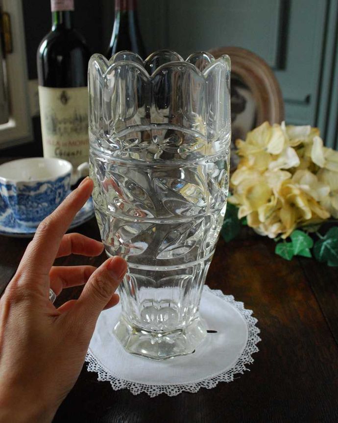 アンティーク 雑貨のガラス小物　アンティーク雑貨　お花のような縁どり、アンティークガラスフラワーベース（花器）プレスドグラス。置くだけで華やかな雰囲気大きなサイズの花器は、お家に1つは欲しいアイテム。(pg-4870)