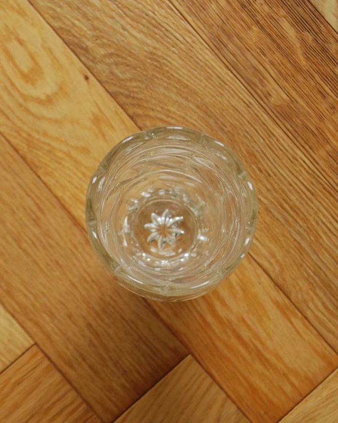 アンティーク 雑貨のガラス小物　アンティーク雑貨　お花のような縁どり、アンティークガラスフラワーベース（花器）プレスドグラス。上からのぞいて見ると･･･アンティークなので多少のキズ・欠けがある場合がありますが、使用上問題はありませんので、ご了承下さい。(pg-4870)