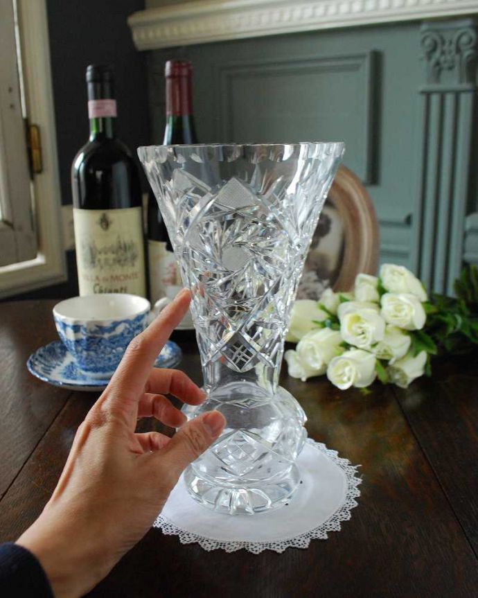 アンティーク 雑貨のガラス小物　アンティーク雑貨　カッティングがとってもお洒落！脚付きのガラスフラワーベース（花器）プレスドグラス。飾るだけで絵になる美しさ。(pg-4872)