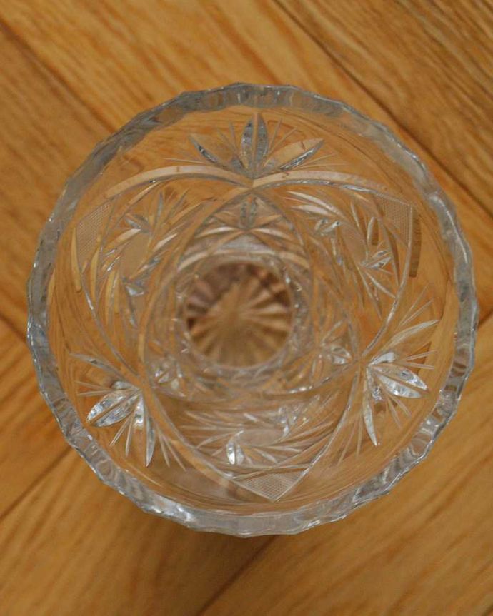 アンティーク 雑貨のガラス小物　アンティーク雑貨　カッティングがとってもお洒落！脚付きのガラスフラワーベース（花器）プレスドグラス。上から見るとこんな感じです。(pg-4872)