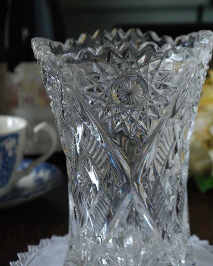 アンティーク 雑貨のガラス小物　アンティーク雑貨　高級感溢れる素敵なアンティークのフラワーベース（花器）プレスドグラス。お花を入れずに眺めているだけで幸せな時間アンティークのガラスは成分が今のものと違うので、置いておくだけでキラキラ輝いて楽しめます。(pg-4874)