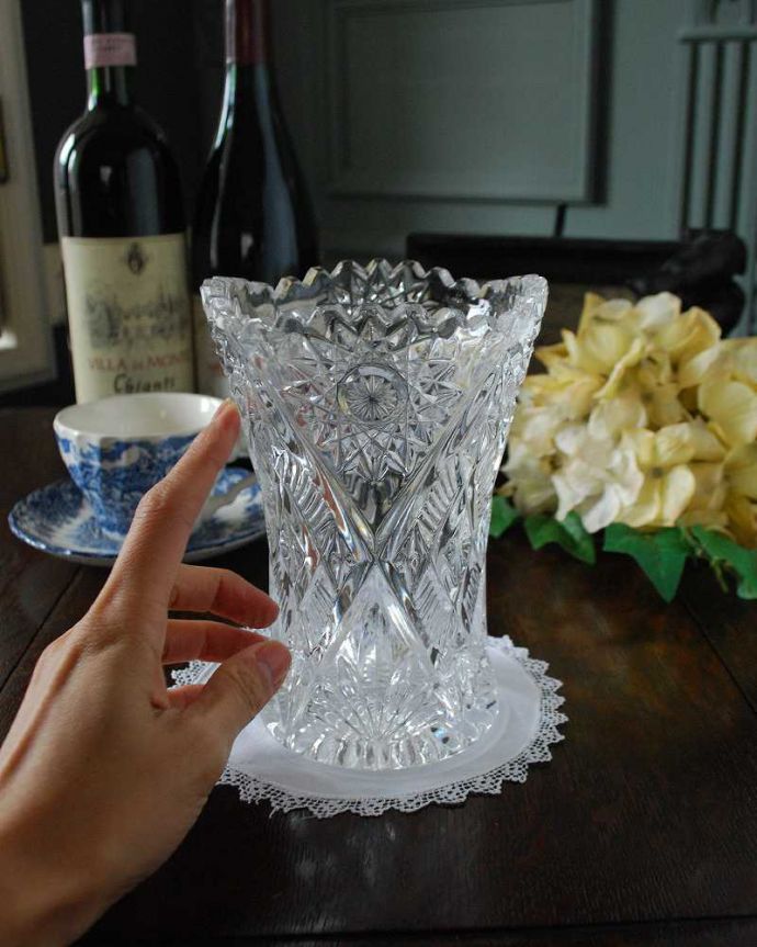 アンティーク 雑貨のガラス小物　アンティーク雑貨　高級感溢れる素敵なアンティークのフラワーベース（花器）プレスドグラス。気軽に使えるフラワーベース英国らしくいろんなサイズが見つかる花器。(pg-4874)