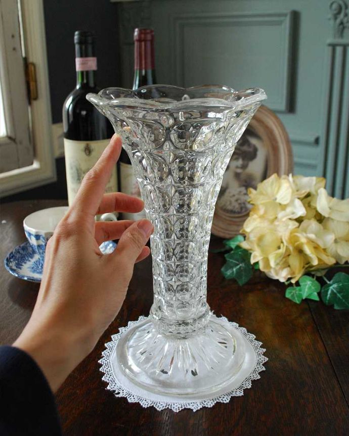 アンティーク 雑貨のガラス小物　アンティーク雑貨　お花の美しさを際立てる美しいフラワーベース（花器）プレスドグラス。置くだけで華やかな雰囲気大きなサイズの花器は、お家に1つは欲しいアイテム。(pg-4875)