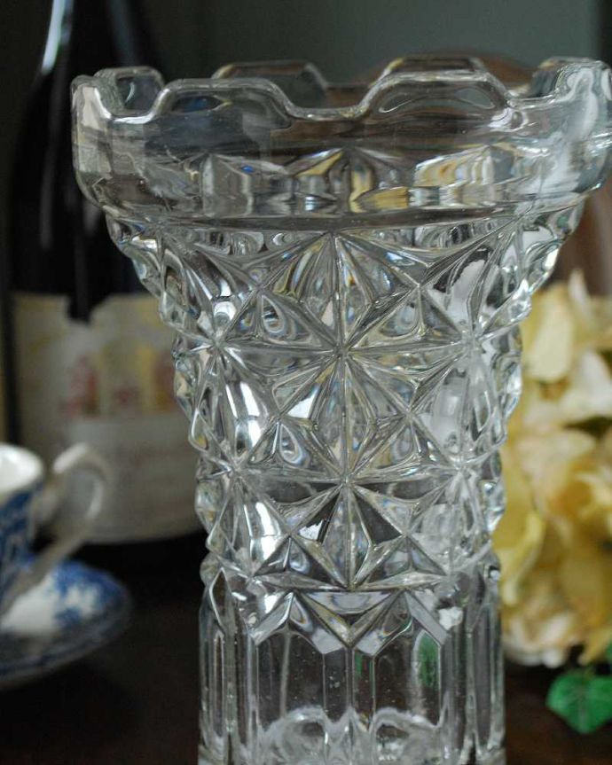 アンティーク 雑貨のガラス小物　アンティーク雑貨　アンティークのガラス雑貨、きらめくプレスドグラスのフラワーベース。光が入るとキラキラと輝きますサイズが大きなプレスドグラスは、より太陽の光を反射してキラキラと輝きます。(pg-4876)