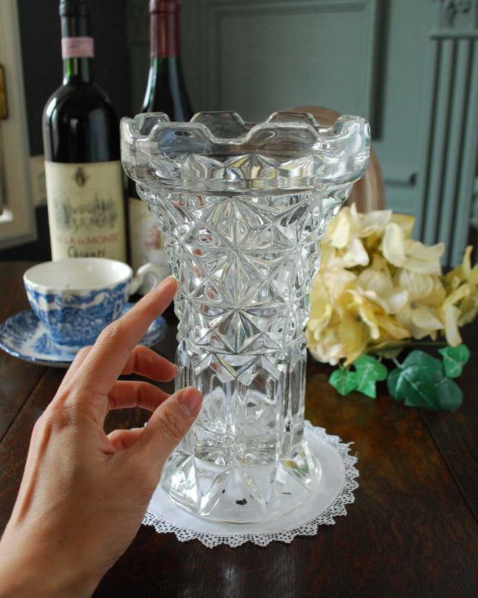 アンティーク 雑貨のガラス小物　アンティーク雑貨　アンティークのガラス雑貨、きらめくプレスドグラスのフラワーベース。置くだけで華やかな雰囲気大きなサイズの花器は、お家に1つは欲しいアイテム。(pg-4876)