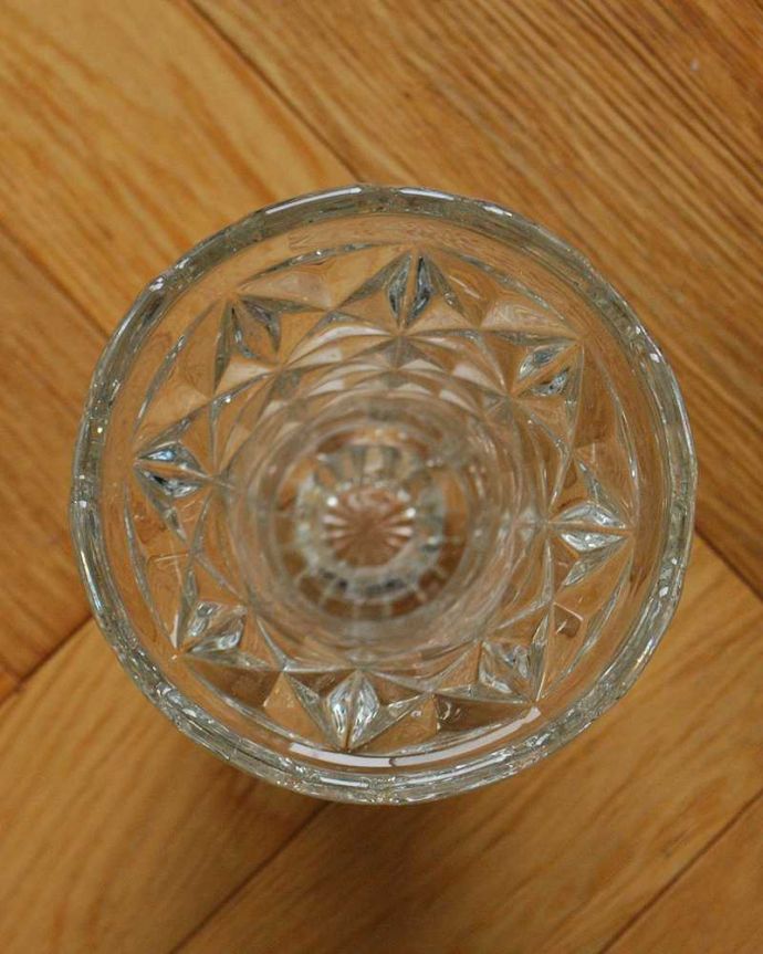 アンティーク 雑貨のガラス小物　アンティーク雑貨　アンティークのガラス雑貨、きらめくプレスドグラスのフラワーベース。上からのぞいて見ると･･･アンティークなので多少のキズ・欠けがある場合がありますが、使用上問題はありませんので、ご了承下さい。(pg-4876)