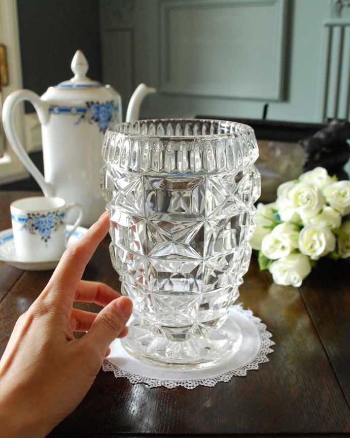 アンティーク 雑貨のガラス小物　アンティーク雑貨　ダイヤの輝きのようなカッティングのフラワーベース　英国アンティークのプレスドグラス。置くだけで華やかな雰囲気大きなサイズの花器は、お家に1つは欲しいアイテム。(pg-4877)