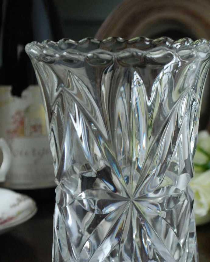 アンティーク 雑貨のガラス小物　アンティーク雑貨　可憐なシルエットでどこでも置けるフラワーベース（花器）プレスドグラス。アンティークのため、多少の欠け・傷がある場合がありますが、使用上問題はありませんので、ご了承下さい。(pg-4878)