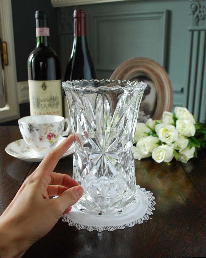 アンティーク 雑貨のガラス小物　アンティーク雑貨　可憐なシルエットでどこでも置けるフラワーベース（花器）プレスドグラス。飾るだけで絵になる美しさ。(pg-4878)