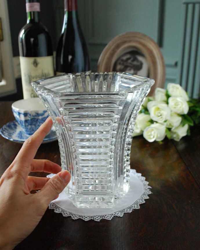 アンティーク 雑貨のガラス小物　アンティーク雑貨　アンティークガラスのフラワーベース、カッティングが美しいプレスドグラス。置くだけで華やかな雰囲気大きなサイズの花器は、お家に1つは欲しいアイテム。(pg-4879)