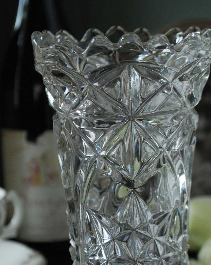 アンティーク 雑貨のガラス小物　アンティーク雑貨　レースの様な縁どりが美しいフラワーベース（花器）プレスドグラス。アンティークのため、多少の欠け・傷がある場合がありますが、使用上問題はありませんので、ご了承下さい。(pg-4880)