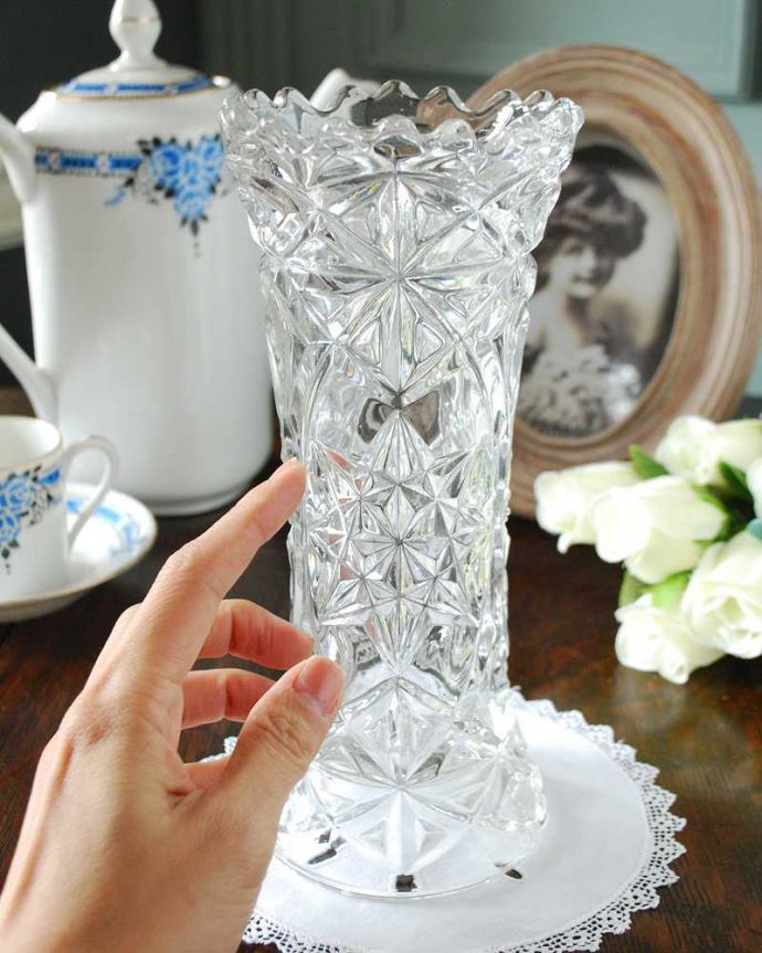アンティーク 雑貨のガラス小物　アンティーク雑貨　レースの様な縁どりが美しいフラワーベース（花器）プレスドグラス。飾るだけで絵になる美しさ。(pg-4880)