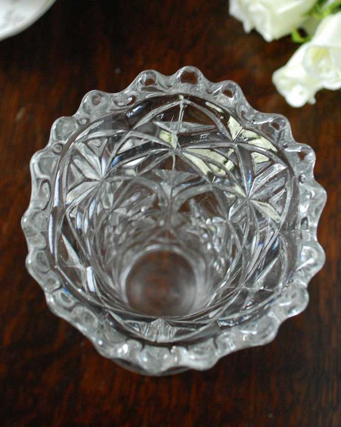 アンティーク 雑貨のガラス小物　アンティーク雑貨　レースの様な縁どりが美しいフラワーベース（花器）プレスドグラス。上から見るとこんな感じです。(pg-4880)