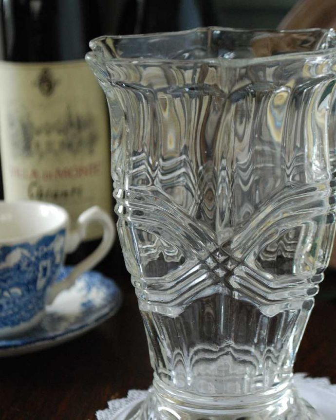 アンティーク 雑貨のガラス小物　アンティーク雑貨　イギリスで見つけたフラワーベース、アンティークプレスドグラス。普段の生活にパッと華を添えてくれるアンティーク気軽に使えるアンティークのプレスドグラスの中で、もっとも英国らしいアイテムの花器。(pg-4883)