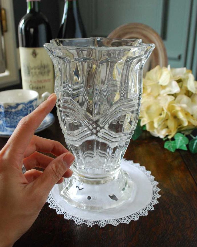 アンティーク 雑貨のガラス小物　アンティーク雑貨　イギリスで見つけたフラワーベース、アンティークプレスドグラス。キラキラ輝く美しさ置いておくだけでも絵になるデザイン。(pg-4883)