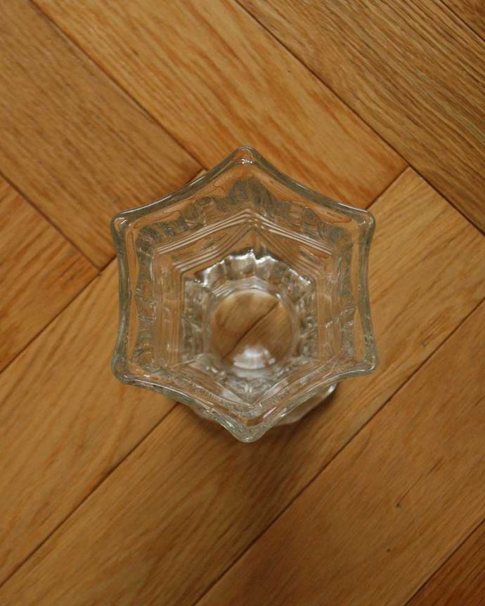 アンティーク 雑貨のガラス小物　アンティーク雑貨　イギリスで見つけたフラワーベース、アンティークプレスドグラス。上から見て中をチェックアンティークなので多少の欠けやキズがある場合がありますが、使用上問題ありませんのでご了承下さい。(pg-4883)