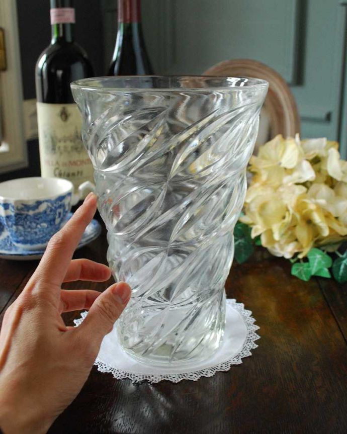 アンティーク 雑貨のガラス小物　アンティーク雑貨　英国のアンティークガラス、葉っぱの模様が流れるような爽やかなフラワーベース。置くだけで華やかな雰囲気大きなサイズの花器は、お家に1つは欲しいアイテム。(pg-4884)