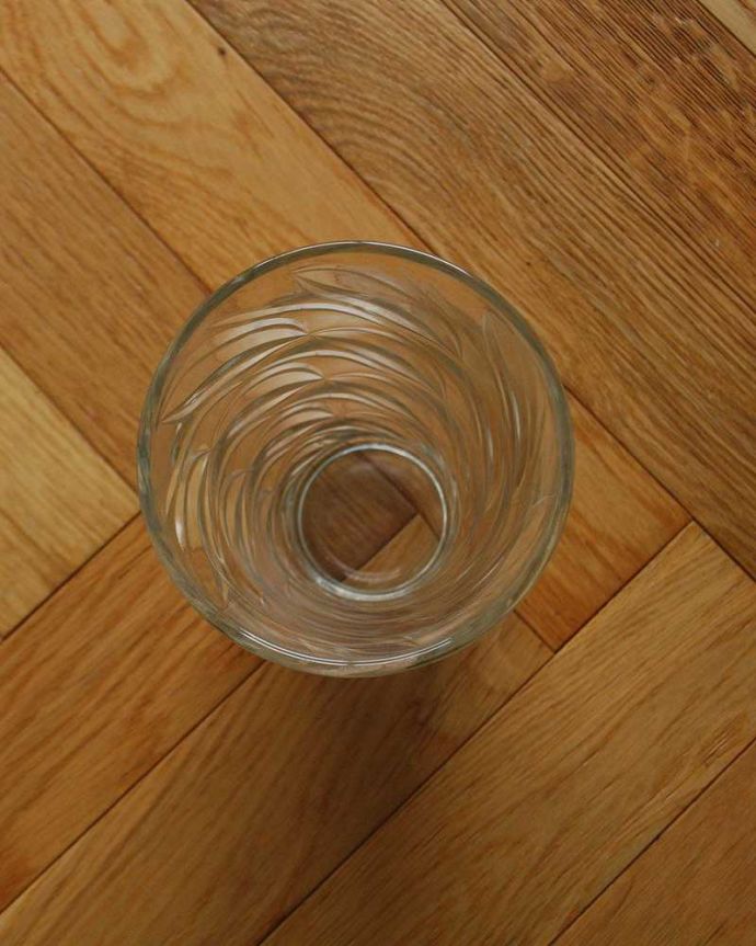 アンティーク 雑貨のガラス小物　アンティーク雑貨　英国のアンティークガラス、葉っぱの模様が流れるような爽やかなフラワーベース。上からのぞいて見ると･･･アンティークなので多少のキズ・欠けがある場合がありますが、使用上問題はありませんので、ご了承下さい。(pg-4884)