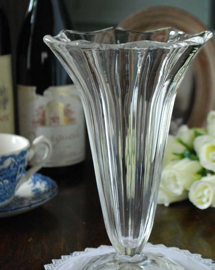 アンティーク 雑貨のガラス小物　アンティーク雑貨　お花の美しさを際立てる、縁どりが素敵なフラワーベース（花器）プレスドグラス。普段の生活にパッと華を添えてくれるアンティーク気軽に使えるアンティークのプレスドグラスの中で、もっとも英国らしいアイテムの花器。(pg-4885)