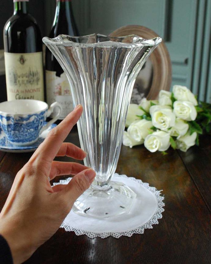 アンティーク 雑貨のガラス小物　アンティーク雑貨　お花の美しさを際立てる、縁どりが素敵なフラワーベース（花器）プレスドグラス。キラキラ輝く美しさ置いておくだけでも絵になるデザイン。(pg-4885)