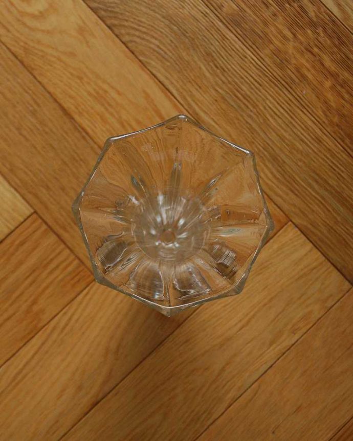 アンティーク 雑貨のガラス小物　アンティーク雑貨　お花の美しさを際立てる、縁どりが素敵なフラワーベース（花器）プレスドグラス。上から見て中をチェックアンティークなので多少の欠けやキズがある場合がありますが、使用上問題ありませんのでご了承下さい。(pg-4885)