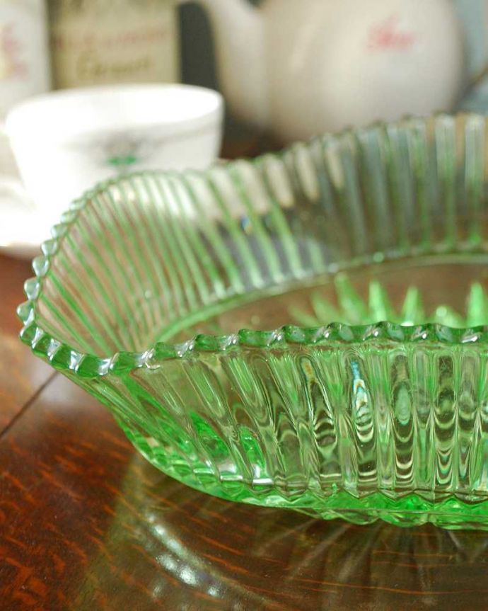 アンティーク 雑貨のガラス小物　アンティーク雑貨　グリーンがキレイなアンティークガラスボウル、アンティークプレスドグラス。食事の時間を楽しく過ごすために作られた器貴重だったガラスがプレスドグラスの発達によって気軽に手に入るようになった時代に作られたテーブルウェア。(pg-4889)