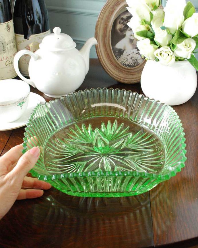 アンティーク 雑貨のガラス小物　アンティーク雑貨　グリーンがキレイなアンティークガラスボウル、アンティークプレスドグラス。いろいろ便利に使えます食卓で使うのはもちろん、お花を浮かべたり、花器代わりに使ったりと自分だけの使い方を楽しんで下さい。(pg-4889)