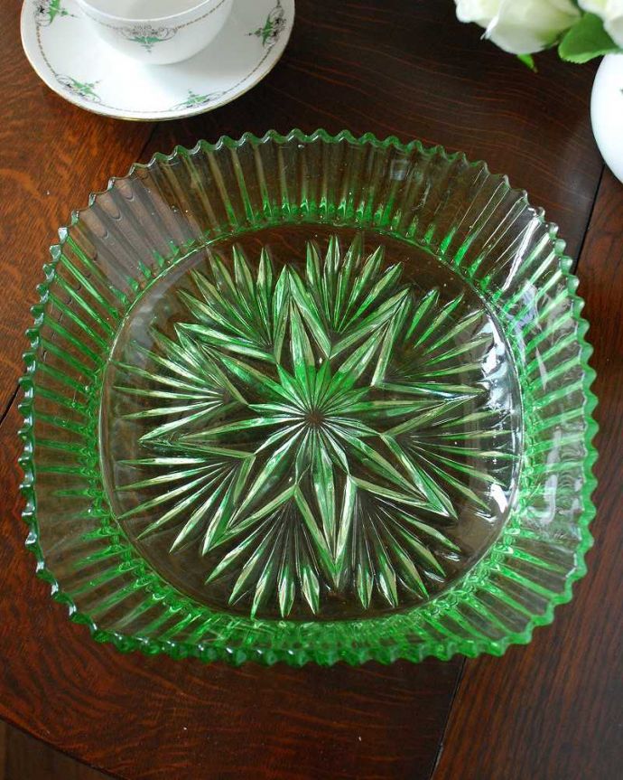 アンティーク 雑貨のガラス小物　アンティーク雑貨　グリーンがキレイなアンティークガラスボウル、アンティークプレスドグラス。上から見るとこんな感じです。(pg-4889)