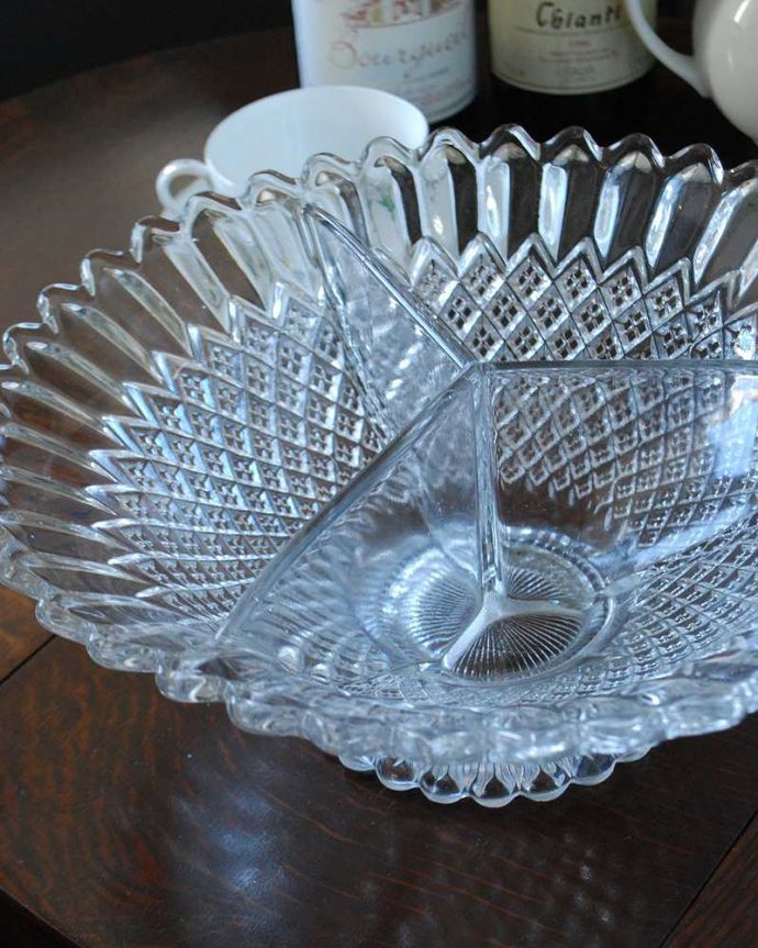 アンティーク 雑貨のガラス小物　アンティーク雑貨　仕切り付きのガラスボウル（お皿）、アンティークプレスドグラスのガラス食器。アンティークのため、多少の欠け・傷がある場合がありますが、使用上問題はありませんので、ご了承下さい。(pg-4892)