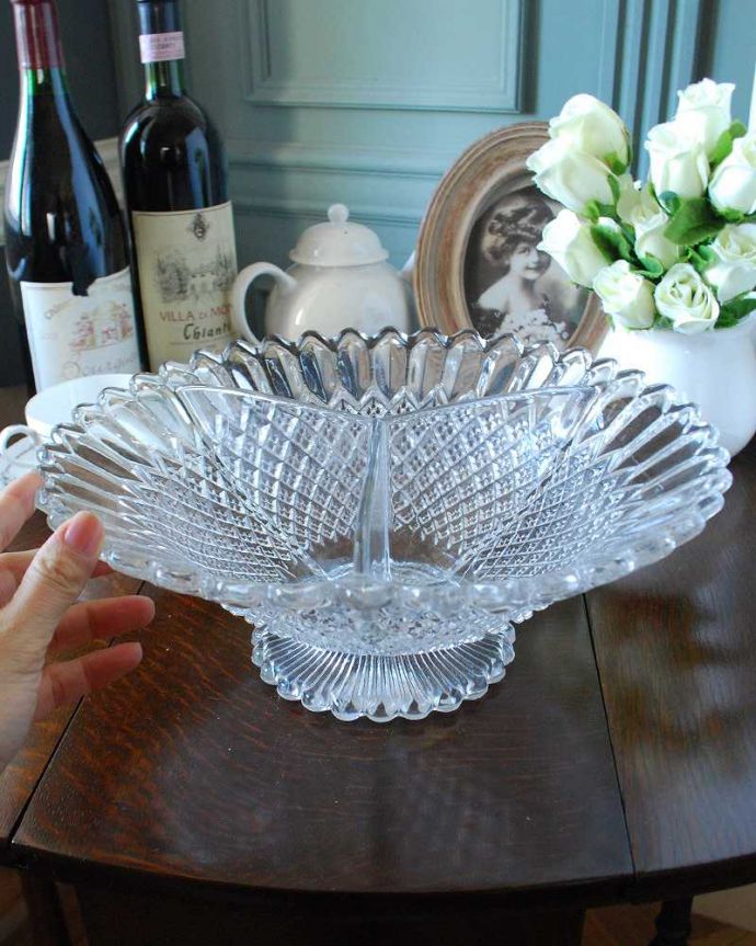 アンティーク 雑貨のガラス小物　アンティーク雑貨　仕切り付きのガラスボウル（お皿）、アンティークプレスドグラスのガラス食器。ボウルにはお花を浮かべたり、食卓でサラダボウルとして使ったり…ちょこんと付いた脚が可愛いデザインです。(pg-4892)