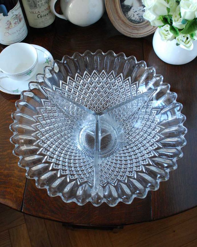 アンティーク 雑貨のガラス小物　アンティーク雑貨　仕切り付きのガラスボウル（お皿）、アンティークプレスドグラスのガラス食器。上から見るとこんな感じです。(pg-4892)