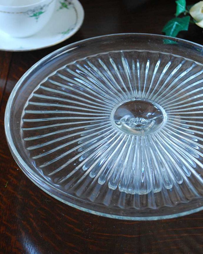 アンティーク 雑貨のガラス小物　アンティーク雑貨　食卓の主役級アイテムのケーキスタンド　アンティークガラスの雑貨。センターピースとして使われた器脚が付いているケーキスタンドは、テーブルコーディネイトの中心として食卓の真ん中で華を添えるセンターピースとして使われていました。(pg-4902)