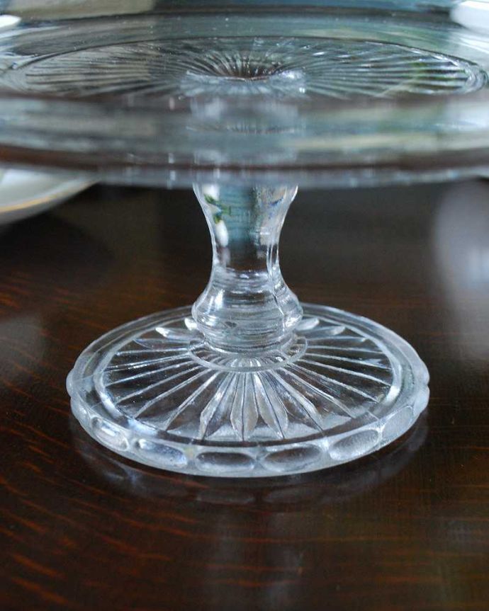 アンティーク 雑貨のガラス小物　アンティーク雑貨　シンプルなデザインが美しい英国アンティーク、プレスドグラスのケーキスタンド。センターピースとして使われた器脚が付いているケーキスタンドは、テーブルコーディネイトの中心として食卓の真ん中で華を添えるセンターピースとして使われていました。(pg-4903)