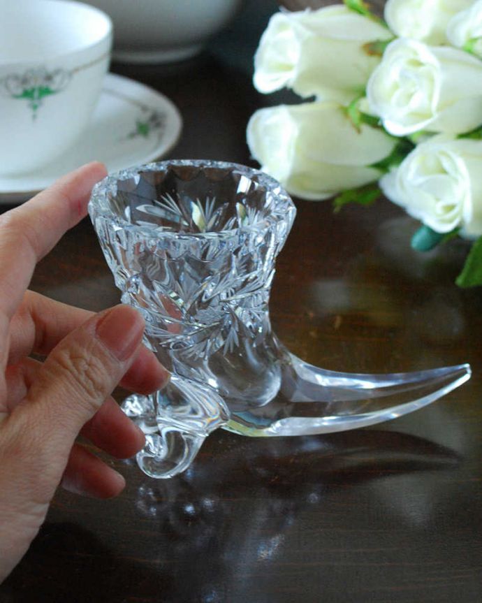 アンティーク 雑貨のガラス小物　アンティーク雑貨　ちょこんと付いた脚のかわいいアンティークプレスドグラス。見ているだけでワクワクしちゃう飾って眺めているだけでうっとりする美しさ。(pg-4907)