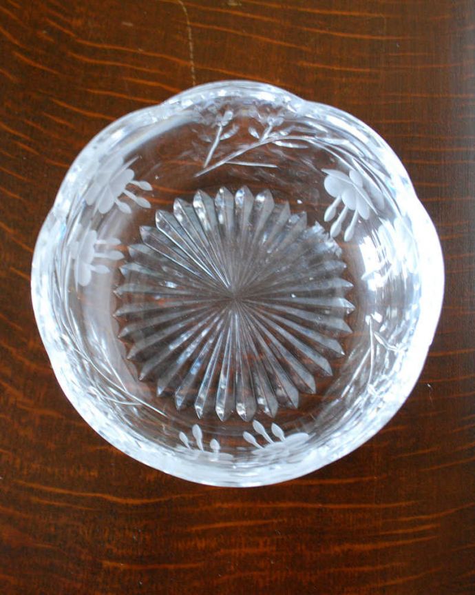 アンティーク 雑貨のガラス小物　アンティーク雑貨　小さなお花のカッティングが可愛いアンティークプレスドグラス（ガラスボウル）。上から見るとこんな感じです。(pg-4911)