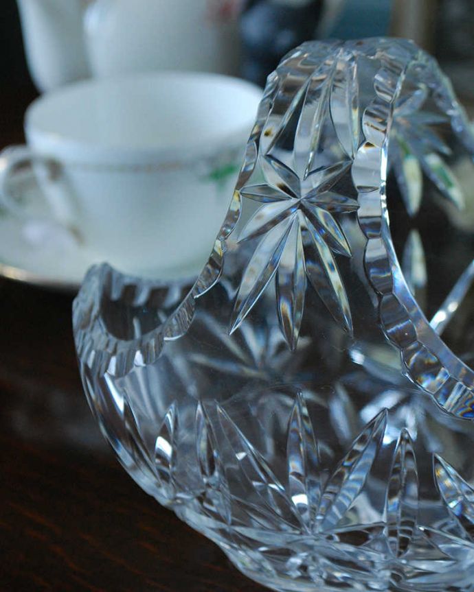 アンティーク 雑貨のガラス小物　アンティーク雑貨　きらきら輝くガラスのバスケット、アンティークプレスドグラス。ガラスで出来た持ち手付きの可愛いバスケット見ているだけで可愛いバスケットの形をしたアンティークのプレスドグラス。(pg-4915)