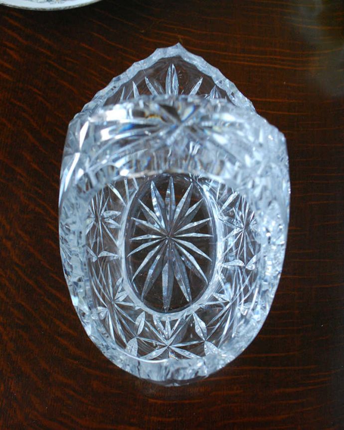アンティーク 雑貨のガラス小物　アンティーク雑貨　きらきら輝くガラスのバスケット、アンティークプレスドグラス。上から見ると･･･コンディションがよく使えるものだけを選んで買い付けて来ました。(pg-4915)