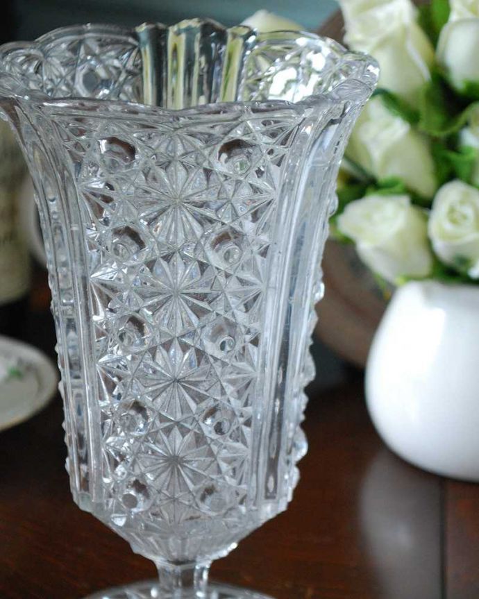 アンティーク 雑貨のガラス小物　アンティーク雑貨　美しいカッティングにうっとり、アンティークプレスドグラスのフラワーベース。実は、セロリのために作られたガラスオシャレな花器に見えますが、実はセロリを立てて食卓に出すために作られたアンティークらしいプレスドグラスなんです。(pg-4919)