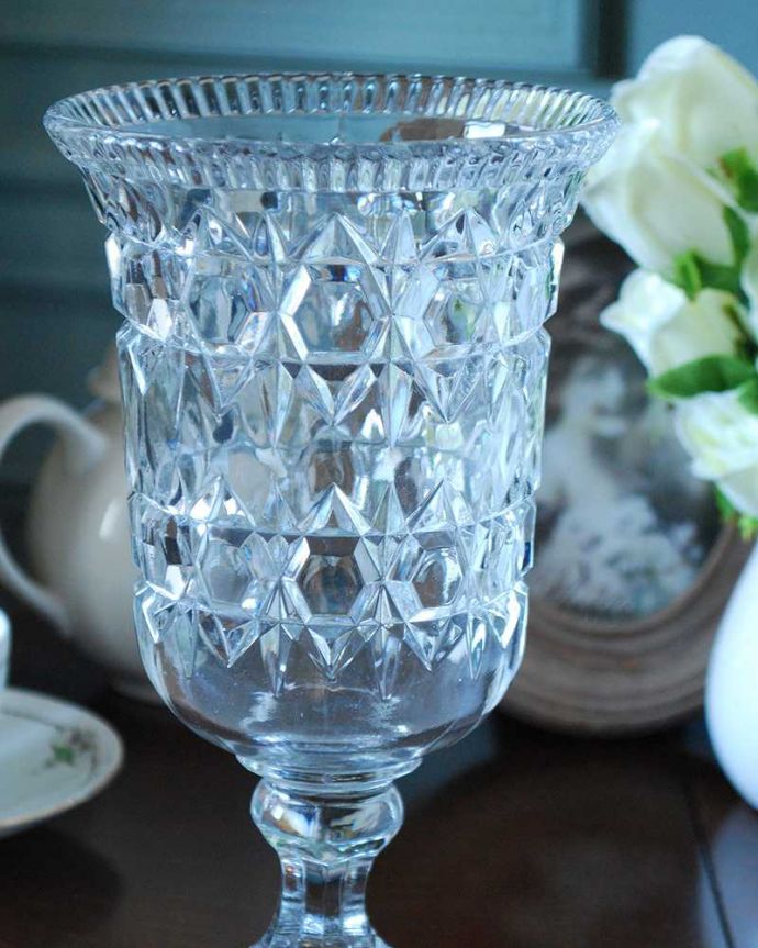 アンティーク 雑貨のガラス小物　アンティーク雑貨　キラキラ輝くアンティークガラスの美しいプレスドグラス（セロリーベース）。実は、セロリのために作られたガラスオシャレな花器に見えますが、実はセロリを立てて食卓に出すために作られたアンティークらしいプレスドグラスなんです。(pg-4920)