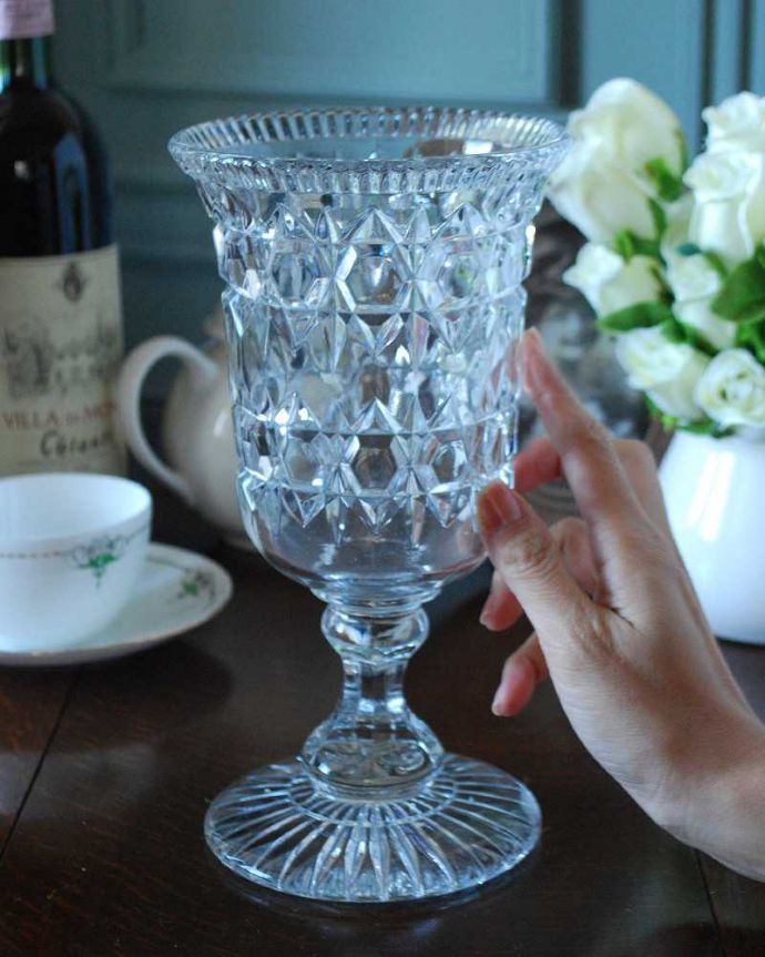 アンティーク 雑貨のガラス小物　アンティーク雑貨　キラキラ輝くアンティークガラスの美しいプレスドグラス（セロリーベース）。ガラスを通してみるとキラキラ輝きますアンティークのガラスは、現代のものと成分も違うから輝き方が違うんです。(pg-4920)