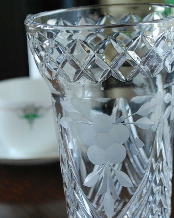 アンティーク 雑貨のガラス小物　アンティーク雑貨　お花のデザインが華やかなアクセント、アンティークプレスドグラス（花器） 。普段の生活にパッと華を添えてくれるアンティーク気軽に使えるアンティークのプレスドグラスの中で、もっとも英国らしいアイテムの花器。(pg-4923)
