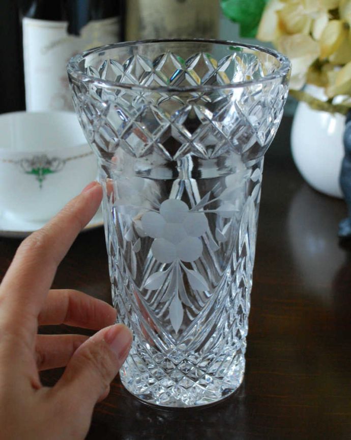 アンティーク 雑貨のガラス小物　アンティーク雑貨　お花のデザインが華やかなアクセント、アンティークプレスドグラス（花器） 。キラキラ輝く美しさ置いておくだけでも絵になるデザイン。(pg-4923)