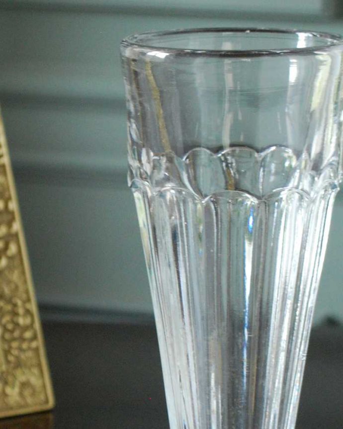 アンティーク 雑貨のガラス小物　アンティーク雑貨　脚付きのフラワーベース（花器）、アンティークプレスドグラス。普段の生活にパッと華を添えてくれるアンティーク気軽に使えるアンティークのプレスドグラスの中で、もっとも英国らしいアイテムの花器。(pg-4925)